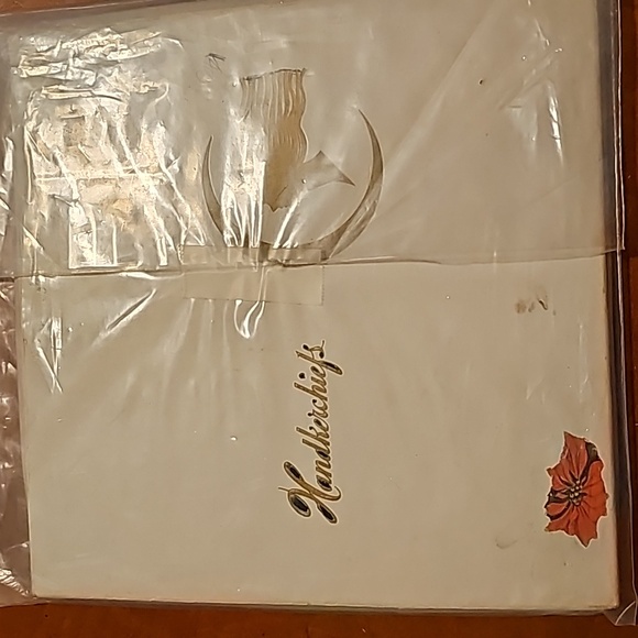 1960's hankerchief set - Picture 3 of 3